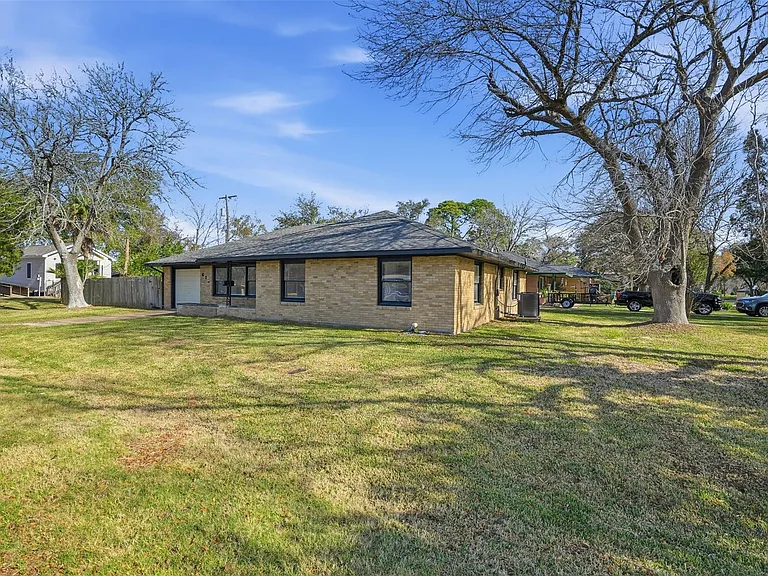 612 Sunset Ln — Photo 2