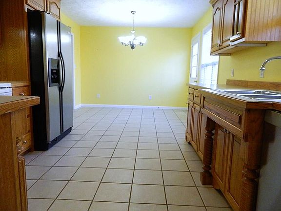 4th image of 144 Stone Hedge Dr