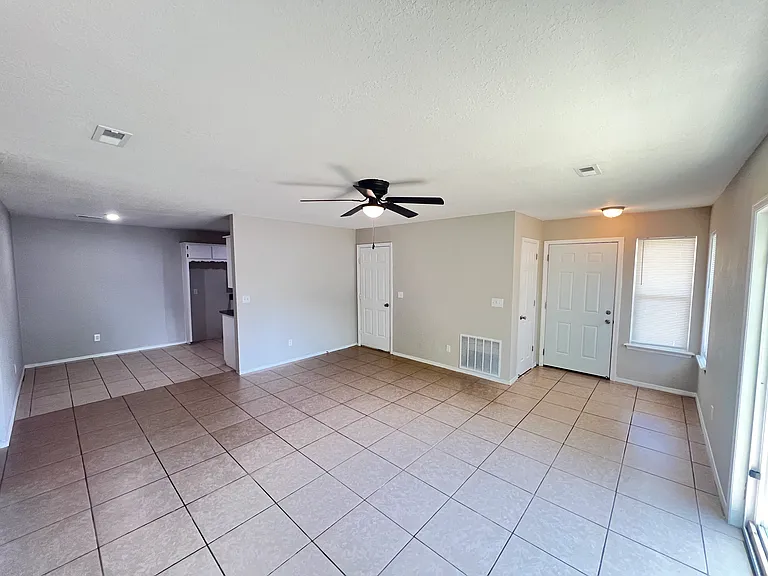 823 N Lola Ln — Photo 3