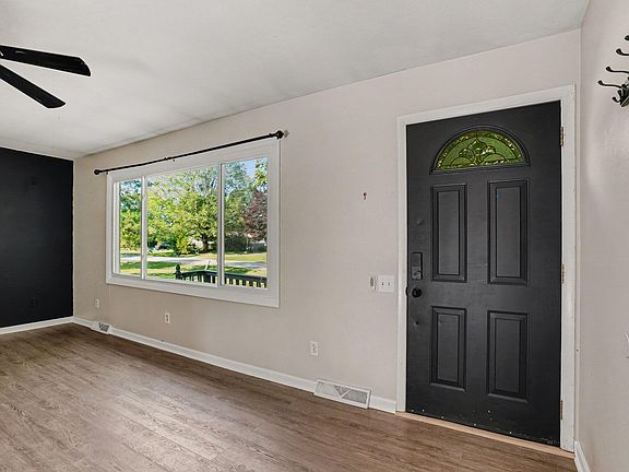 3rd image of 59799 Whitewood Dr