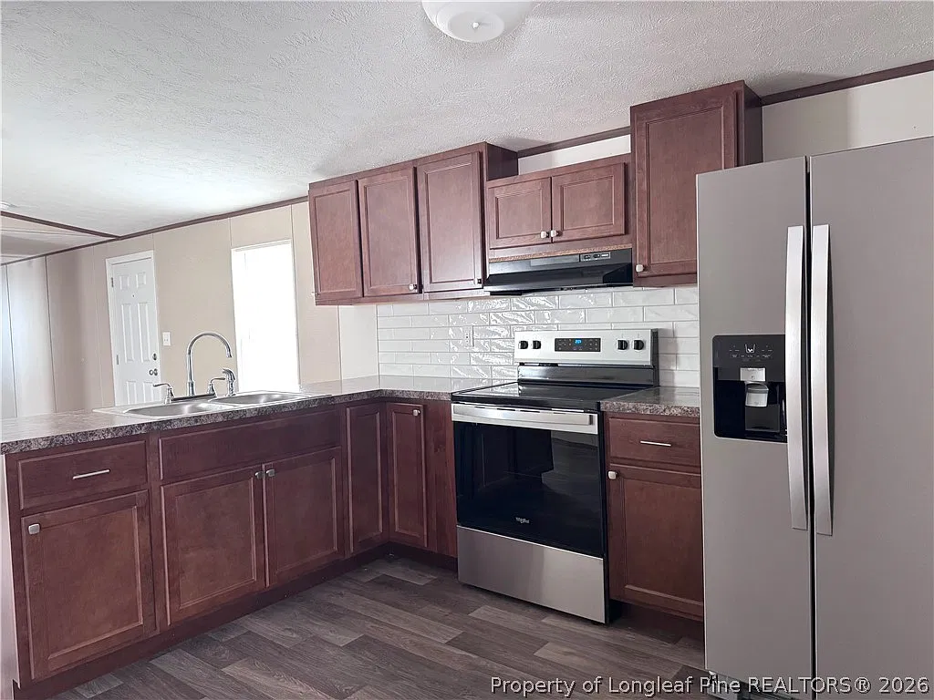 3 bed, 2.0 bath, 924 sqft, $1,200 — Photo 2