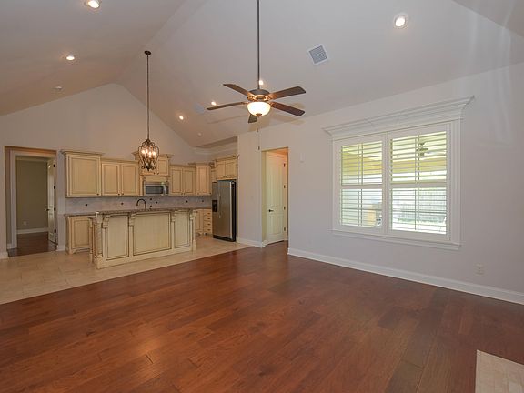 4th image of 308 Flora Springs Dr