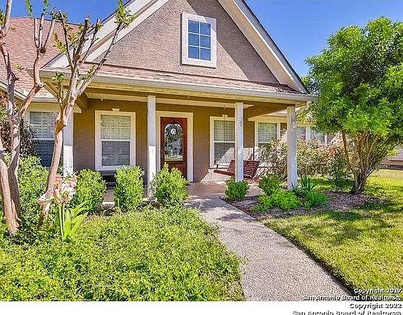 110 Surrey Dr — Photo 2