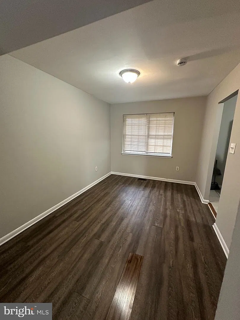 3 bed, 1032 sqft, $2,300 — Photo 2