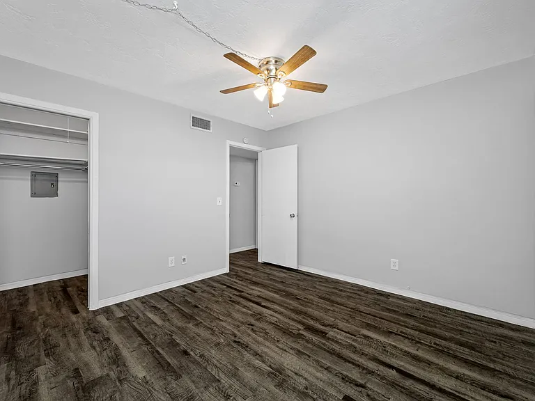 Lake Tarpon Apartments — Photo 28