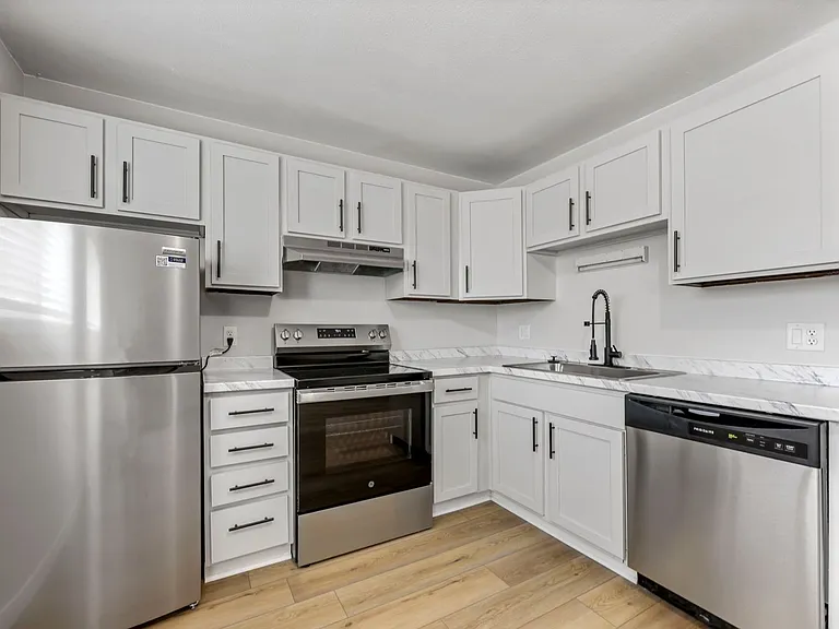 Hawk Point Apartments — Photo 10
