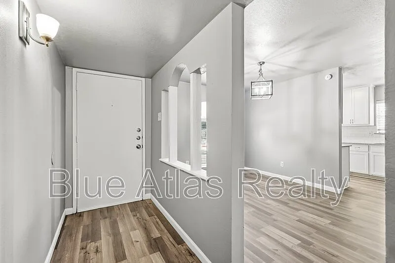3 bed, 2.0 bath, 1580 sqft, $2,395 — Photo 2
