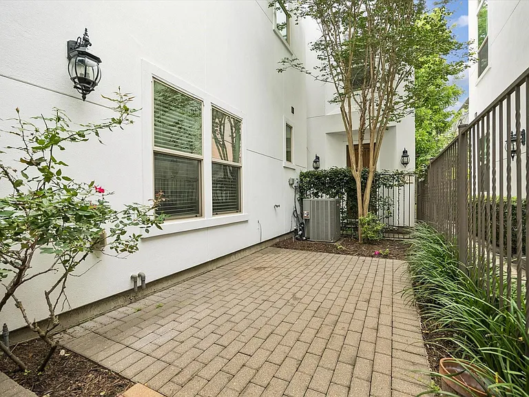 4220 Dickson St — Photo 25