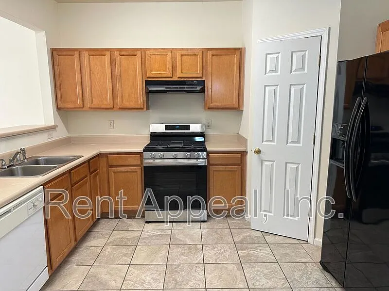 3 bed, 2.5 bath, 1696 sqft, $2,150 — Photo 2