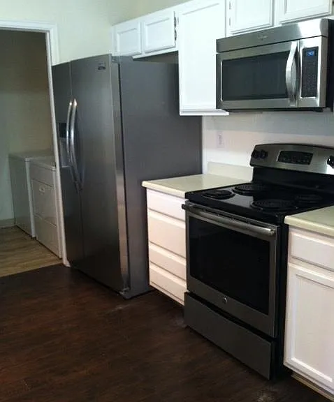 1057 Delta Dr #F — Photo 2