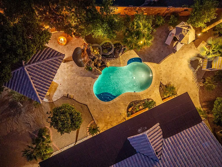 372 W Amoroso Dr — Photo 68