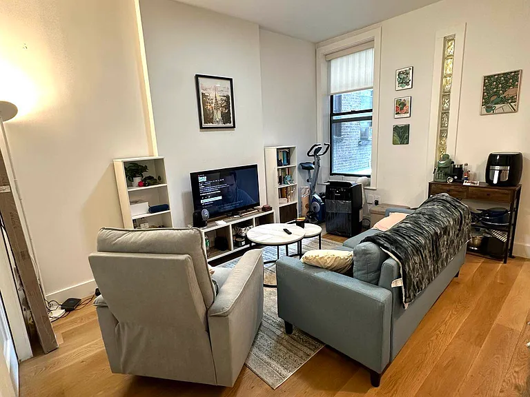 326 W 47th St #1B — Photo 3
