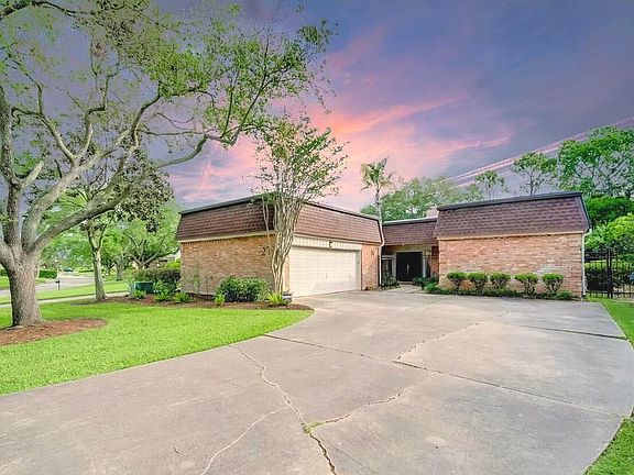 2nd image of 27 Bendwood Dr