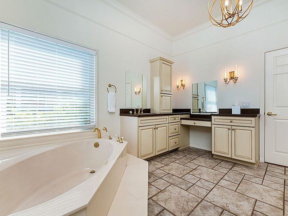 3rd image of 751 W Retta Esplanade