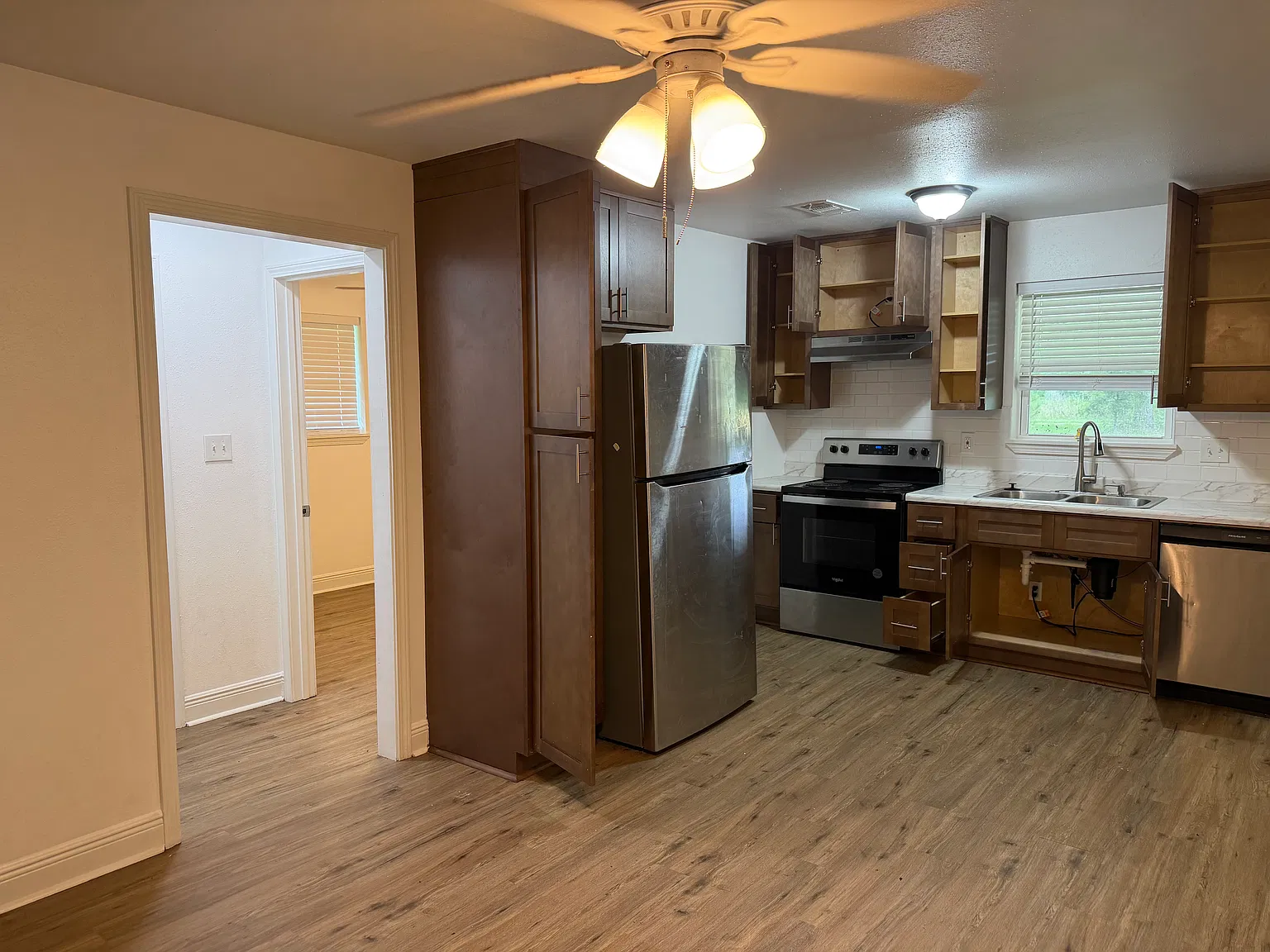 3 bed, 894 sqft, $1,300 — Photo 4