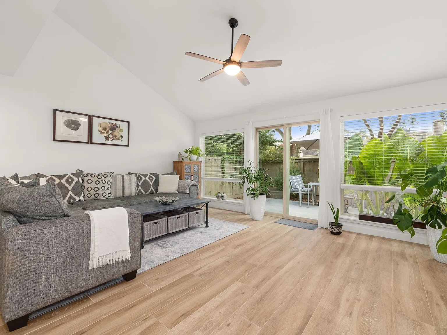 3 bed, 3.0 bath, 1941 sqft, $2,700 — Photo 4