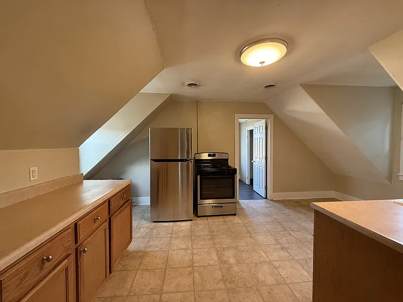 3 bed, 1.0 bath, $1,049 — Photo 4