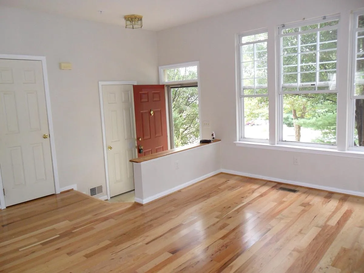 3 bed, 2.5 bath, 1500 sqft, $2,400 — Photo 1