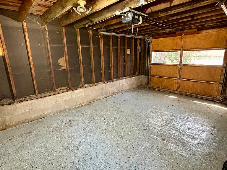 221 E Hughes St — Photo 26