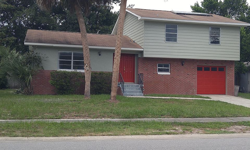 1st image of 415 S Hawthorn Cir