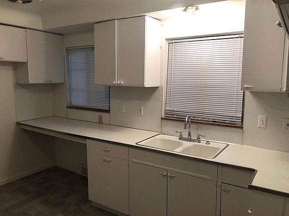 4th image of 22460 Pembroke Ave