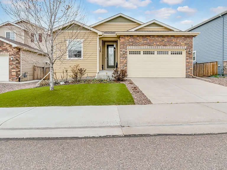 1086 McMurdo Cir — Photo 1