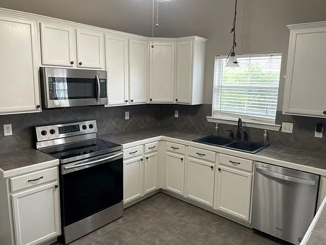 26500 Greenwood Dr — Photo 2
