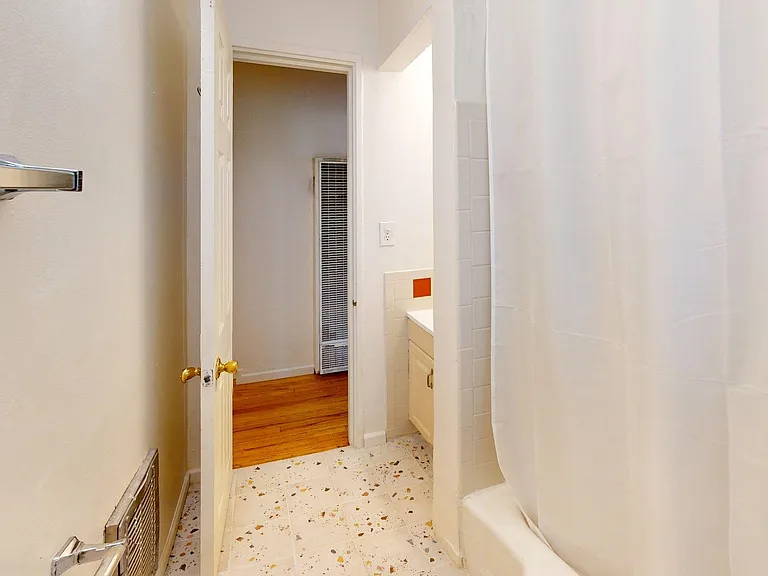 Classic Abq One Bedroom Apartment Just 4 Blocks to UNM — Photo 11