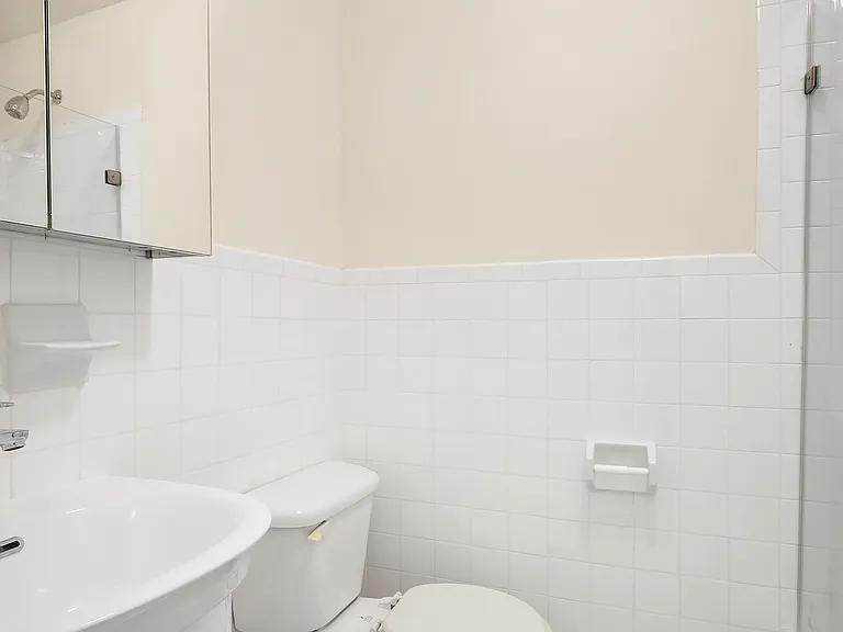 250 Elizabeth St #2 — Photo 6