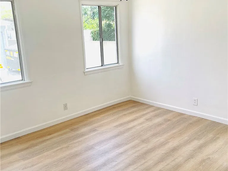 5752 Vineland Ave — Photo 12