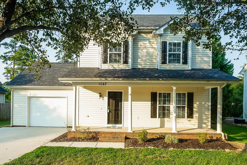 3 bed, 2.5 bath, 1578 sqft, $1,915 — Photo 1