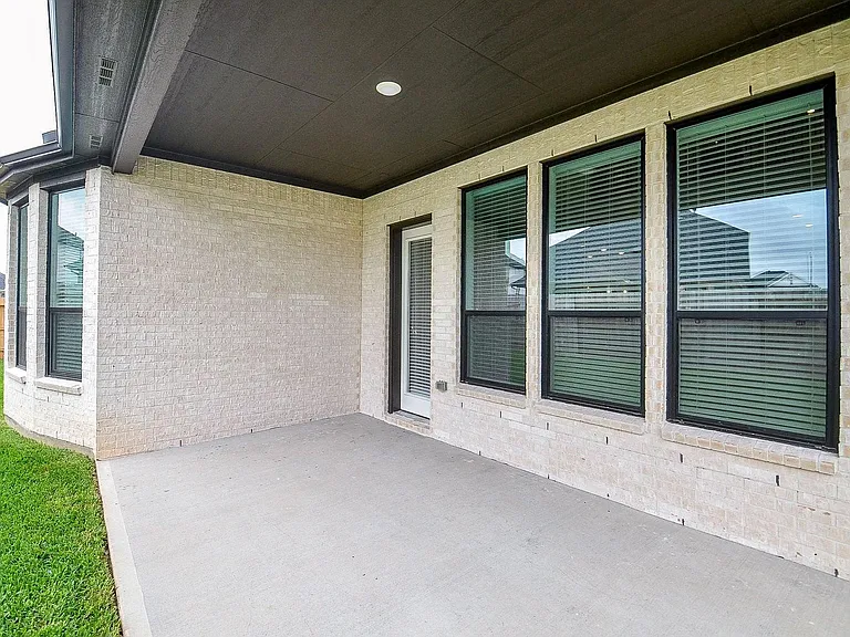3811 Hermitage Dr — Photo 4