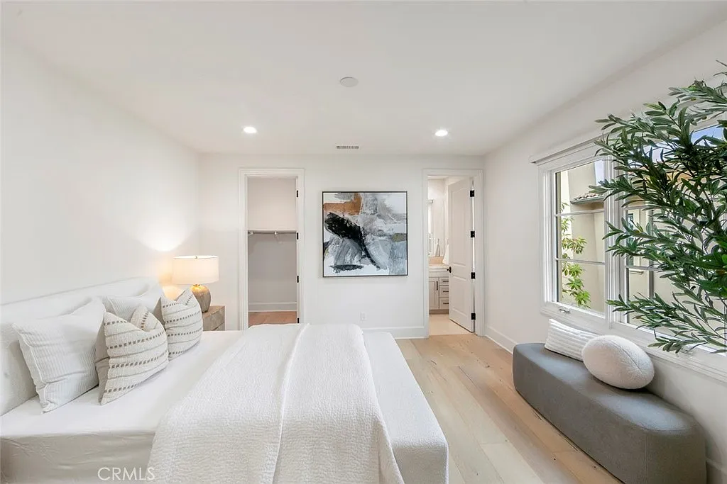 5 bed, 5.5 bath, 5419 sqft, $33,000 — Photo 2