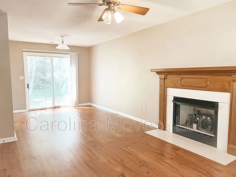 3 bed, 2.5 bath, 1492 sqft, $1,725 — Photo 4
