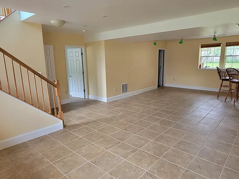 1147 Skyway Dr — Photo 14