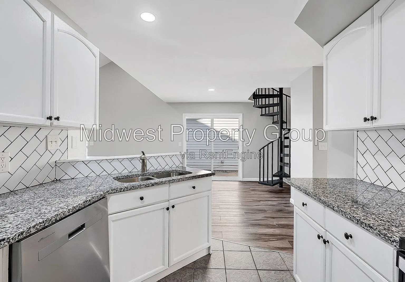 3 bed, 2.0 bath, 1013 sqft, $1,545 — Photo 2