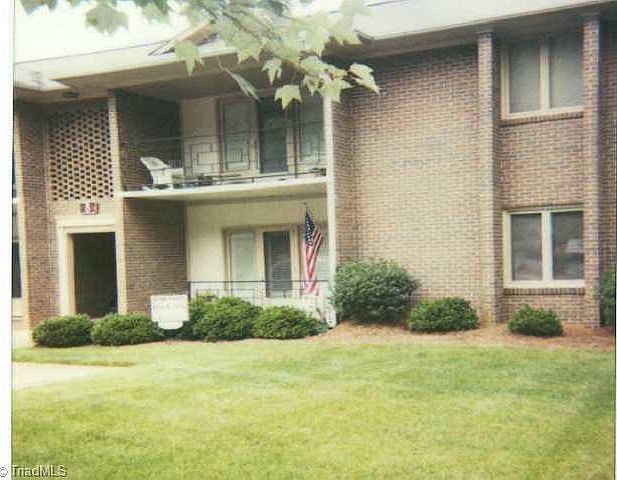 1st image of 8 Fountain Manor Dr