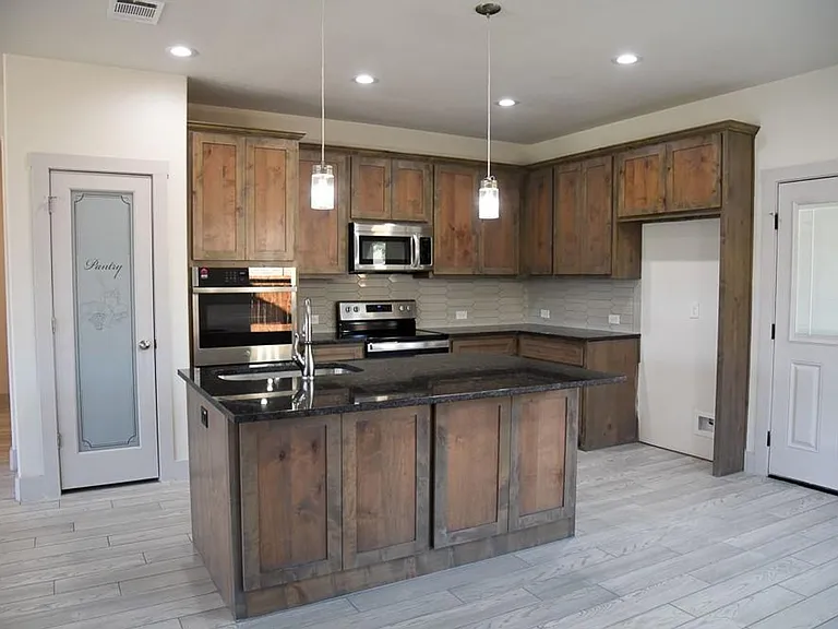 912 Avagail Ave — Photo 3