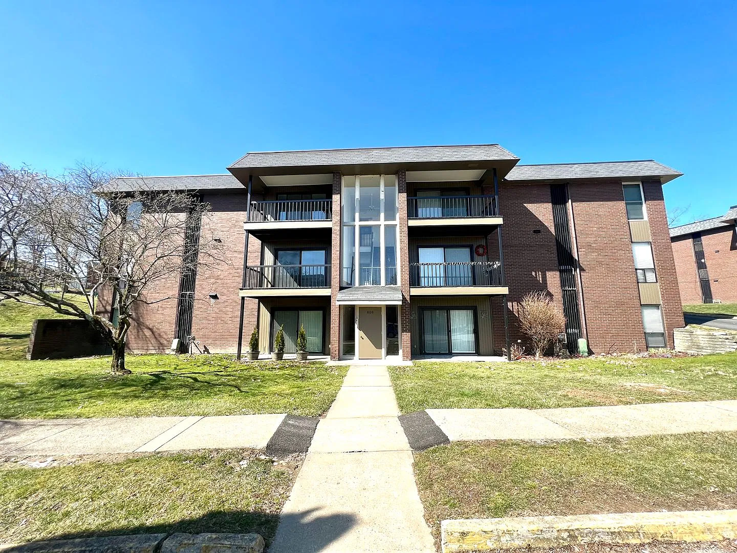 Moon Township- Updated 1 bedroom 1 Bathroom -Fox Hollow — Photo 2