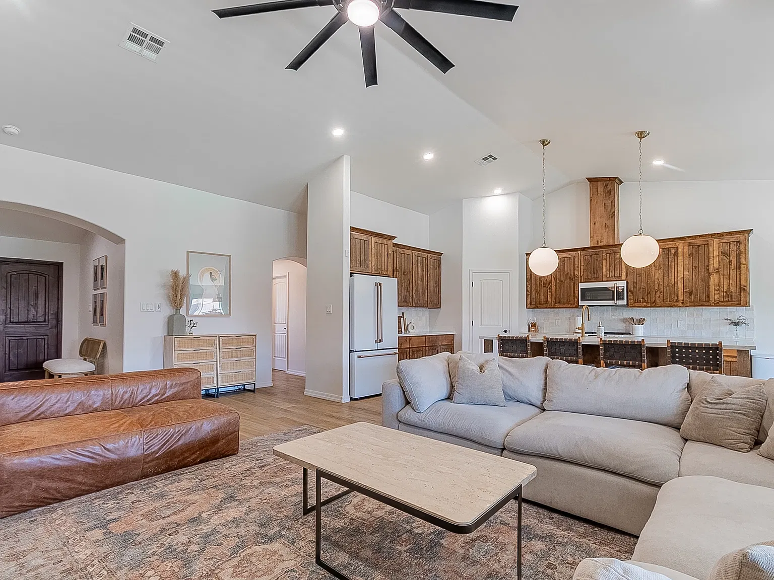 4 bed, 2011 sqft, $2,600 — Photo 3