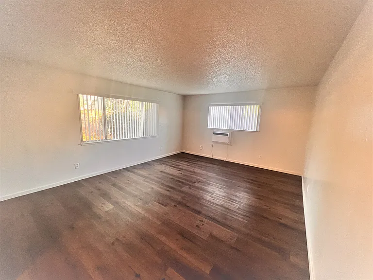 Gold Crossing Apartments — Photo 15