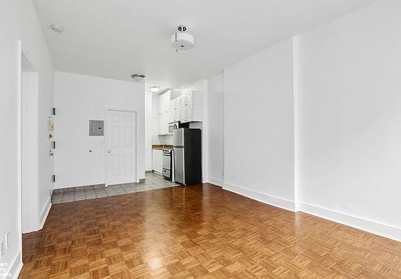 3rd image of 927 Madison Ave APT 4R