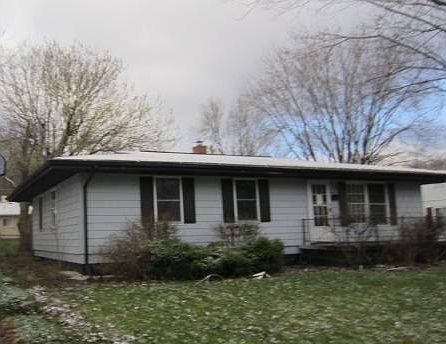 2nd image of 1415 Rosewood Ln
