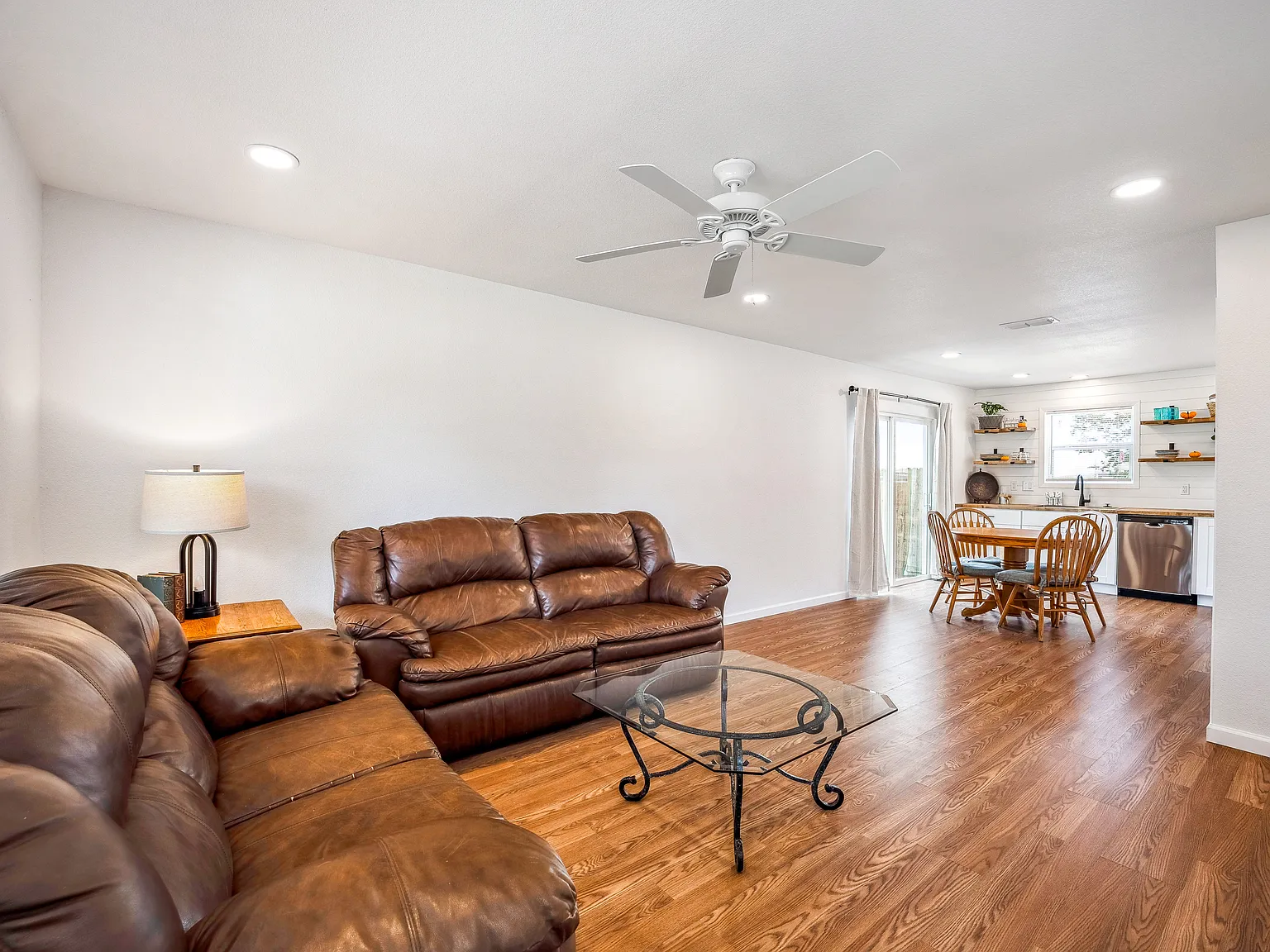 3 bed, 1100 sqft, $2,200 — Photo 4