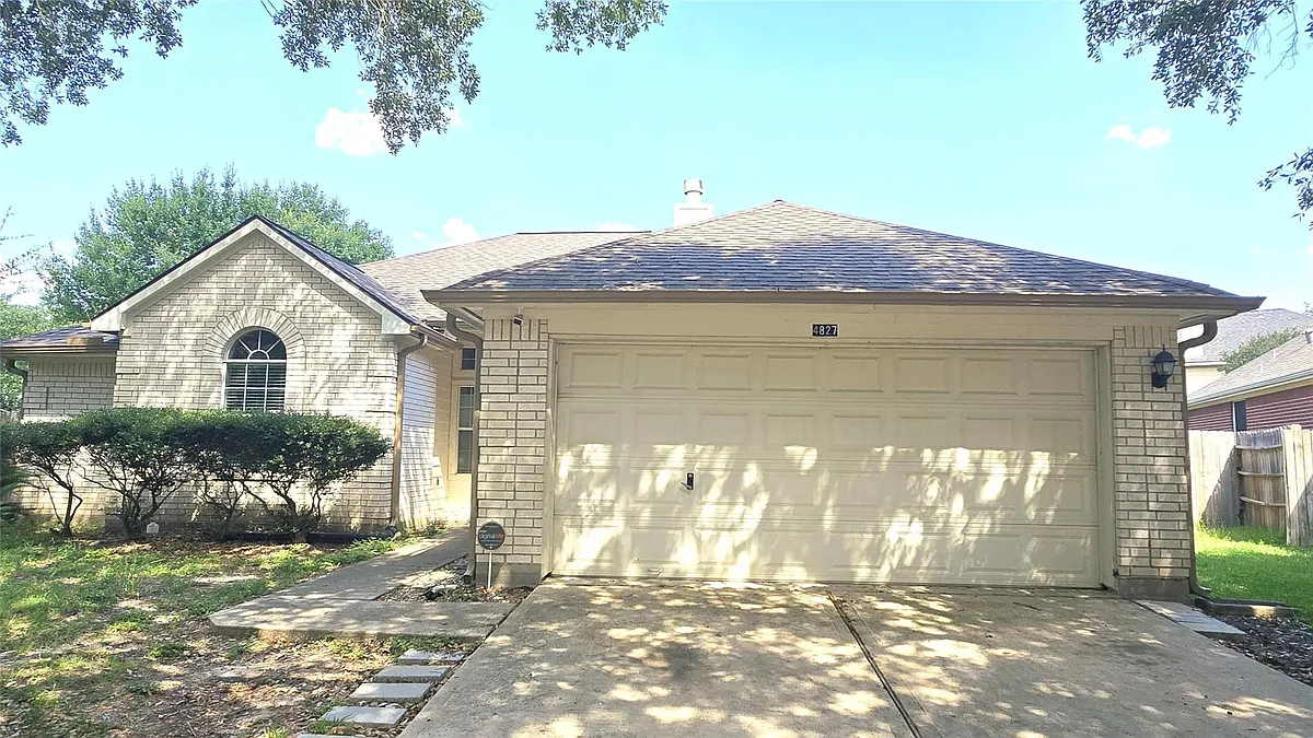 Photo 1 of 19 - 4827 Hidden Chestnut Ln - Houston, TX Primary Photo - 4827 Hidden Chestnut Ln