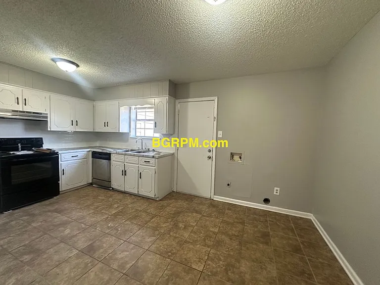 1099 W Elm St — Photo 47