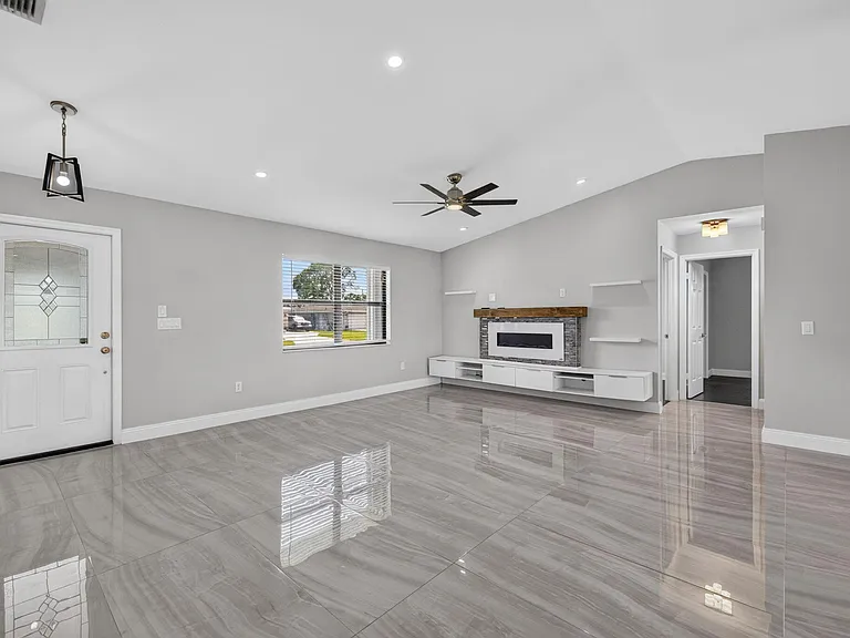 825 SE Starflower Ave — Photo 7