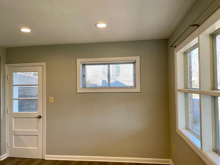 Bright kitchen/dining room