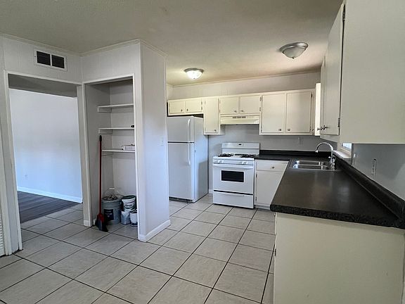 4th image of 2646 E Yellowstone Dr