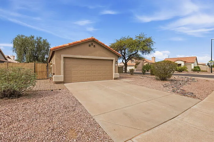 3 bed, 2.0 bath, 1262 sqft, $2,145 — Photo 2